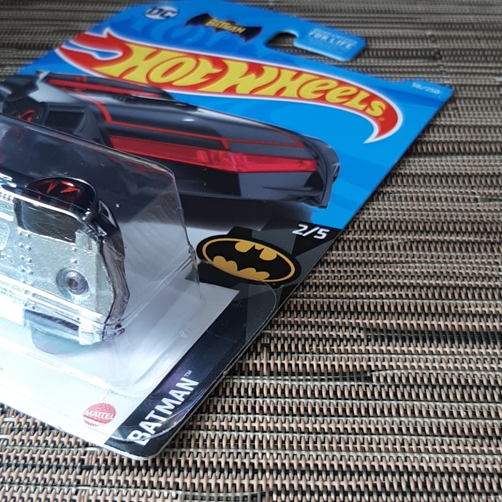 Hot Wheels DC Comics Batman Batmobile 2021 Batman Collection - Picture 5 of 7